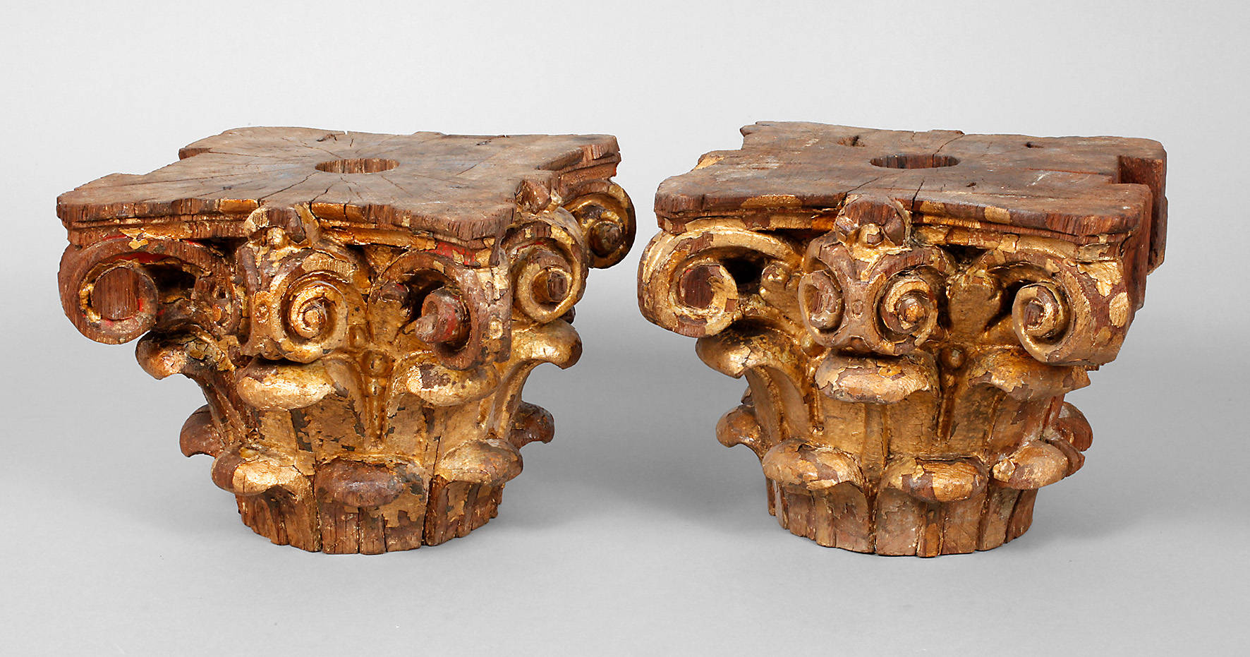 Paar geschnitzte Kapitelle