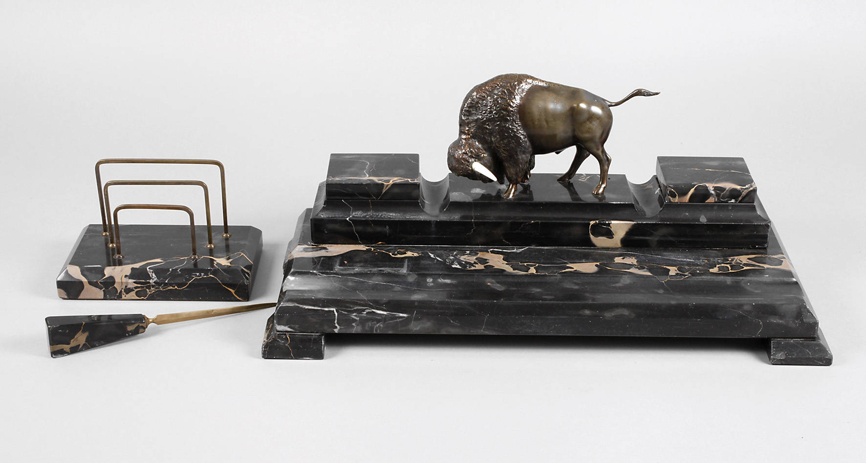 Figürliche Schreibtischgarnitur