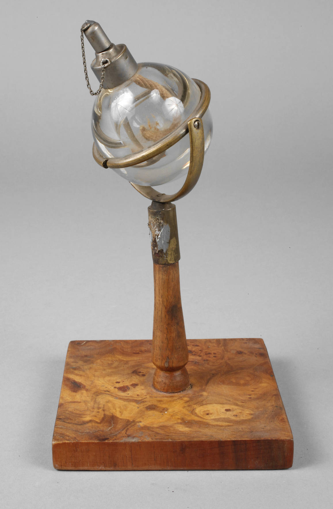 Schiffsöllampe mit kardanischer Aufhängung