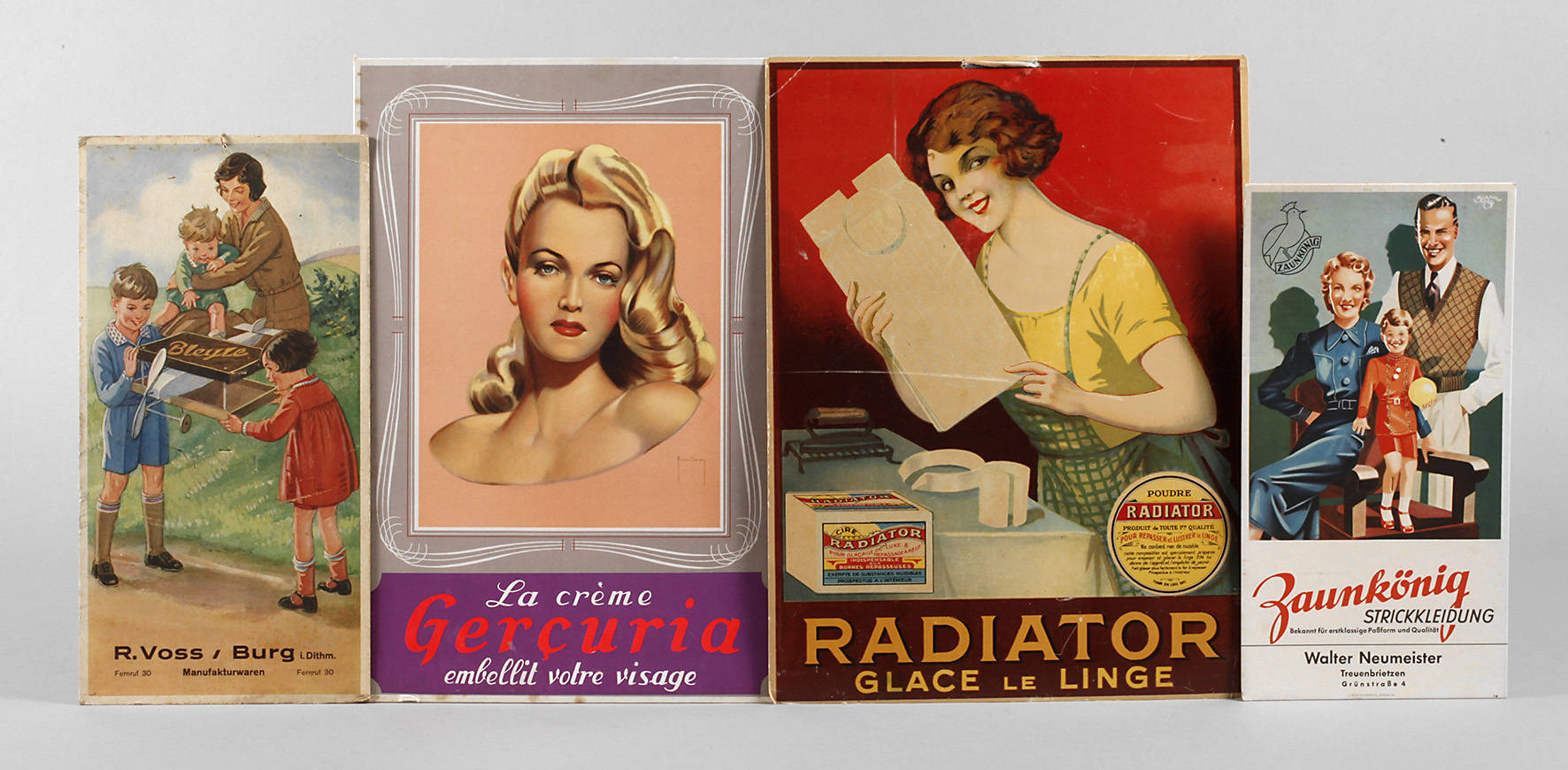 Vier Werbeaufsteller