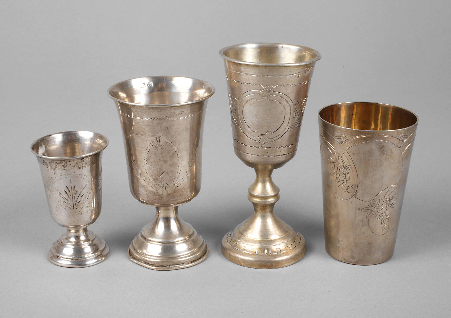 Vier Silberbecher