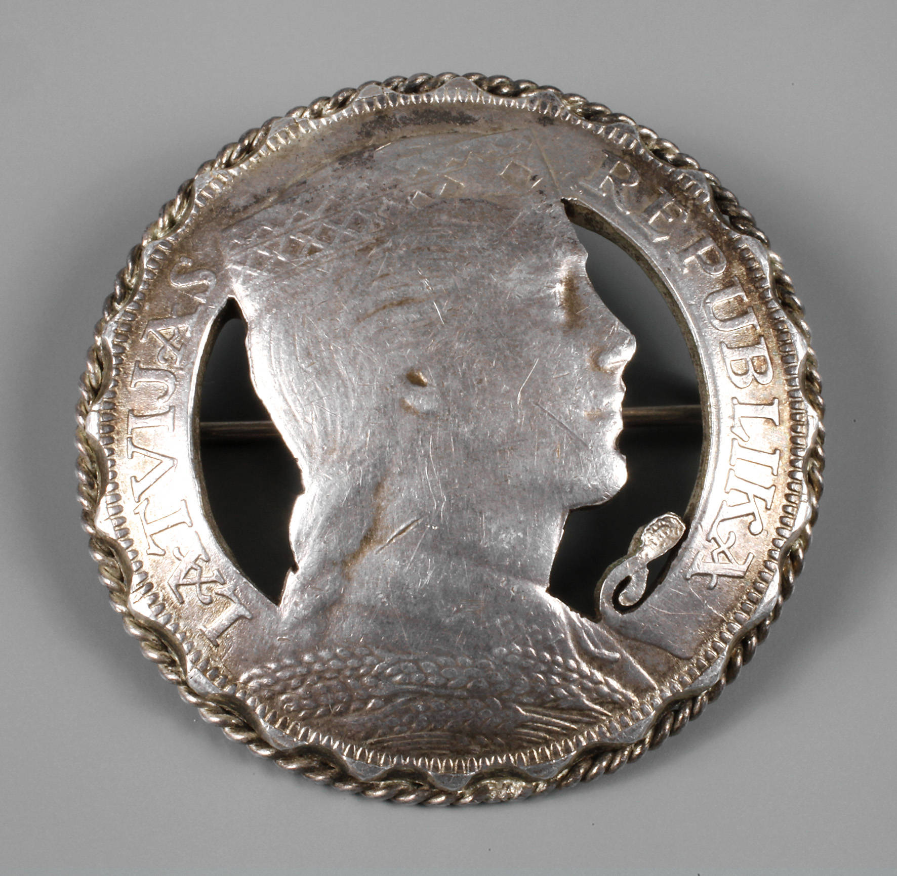 Brosche aus Silbermünze Lettland