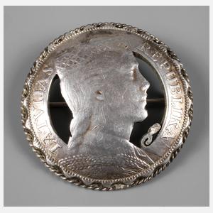 Brosche aus Silbermünze Lettland