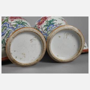 Vasenpaar und Teller Famille rose