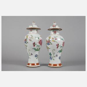 Vasenpaar und Teller Famille rose