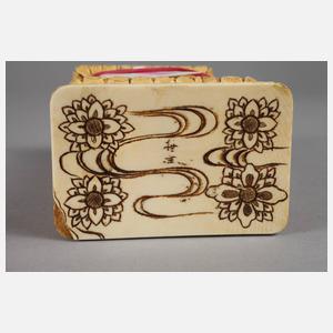 Prächtige Beinschnitzerei