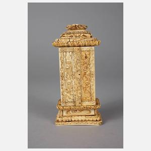 Prächtige Beinschnitzerei