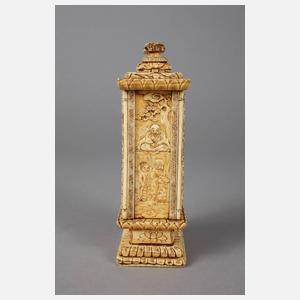 Prächtige Beinschnitzerei