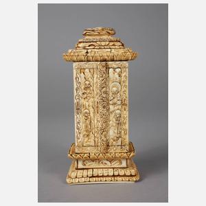 Prächtige Beinschnitzerei