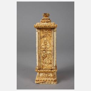 Prächtige Beinschnitzerei