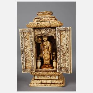 Prächtige Beinschnitzerei