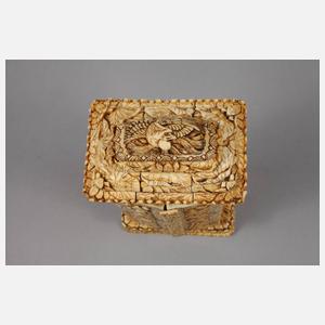 Prächtige Beinschnitzerei