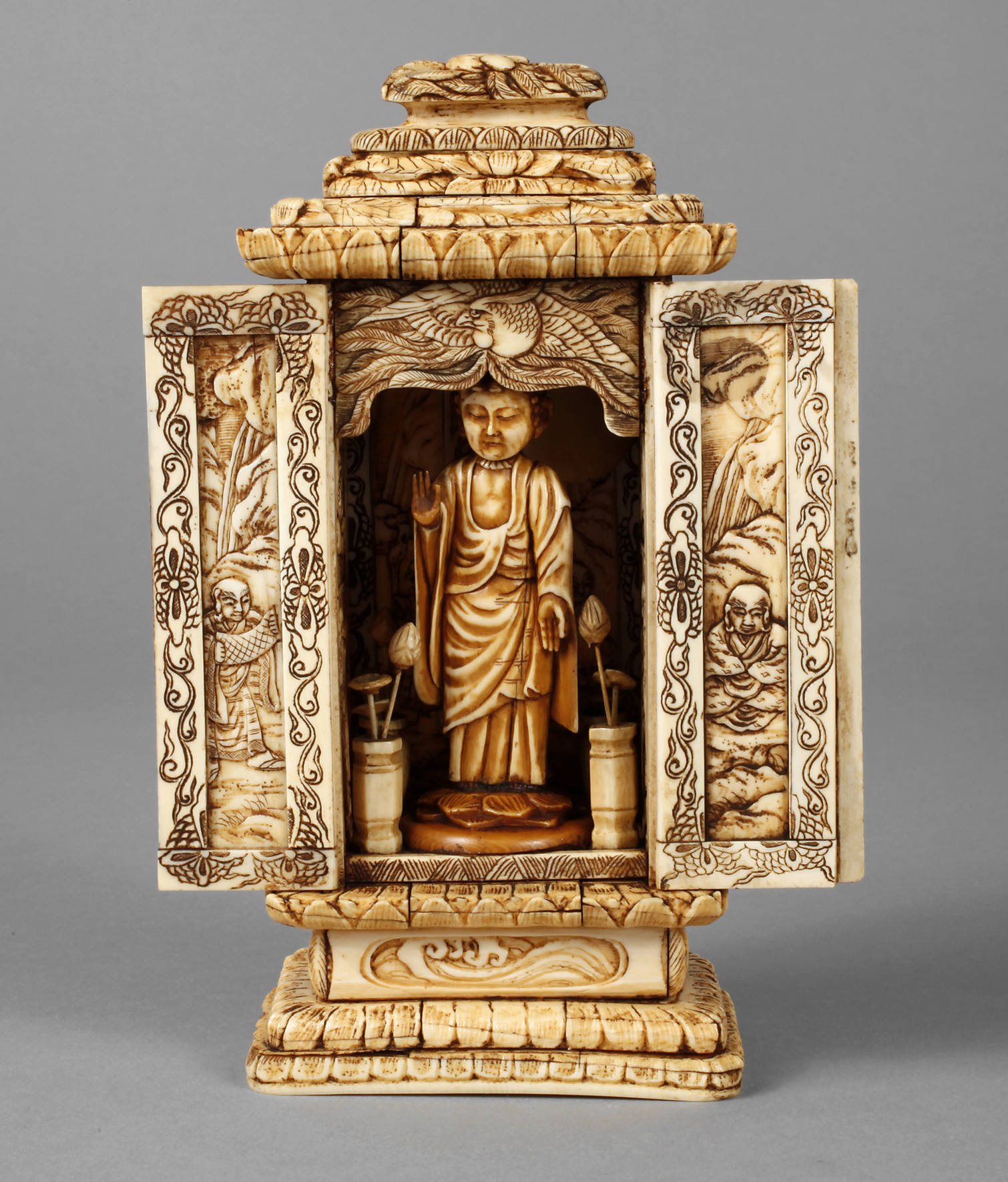 Prächtige Beinschnitzerei