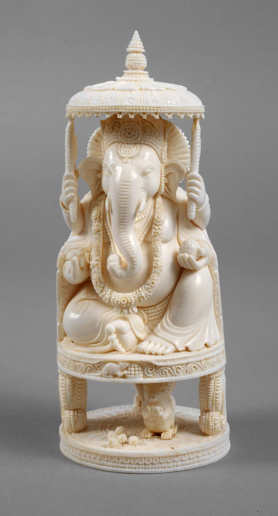 Große Elfenbeinschnitzerei