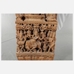 Großes geschnitztes Wandrelief