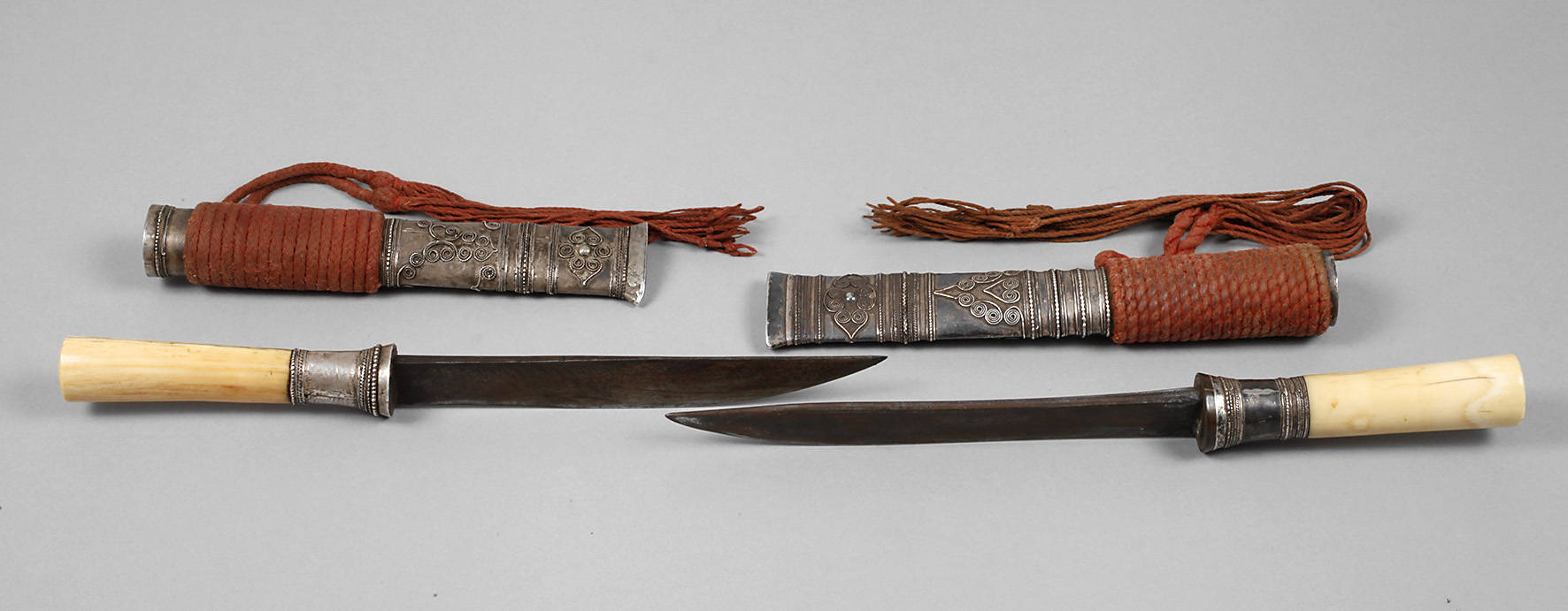 Zwei silbermontierte Dha