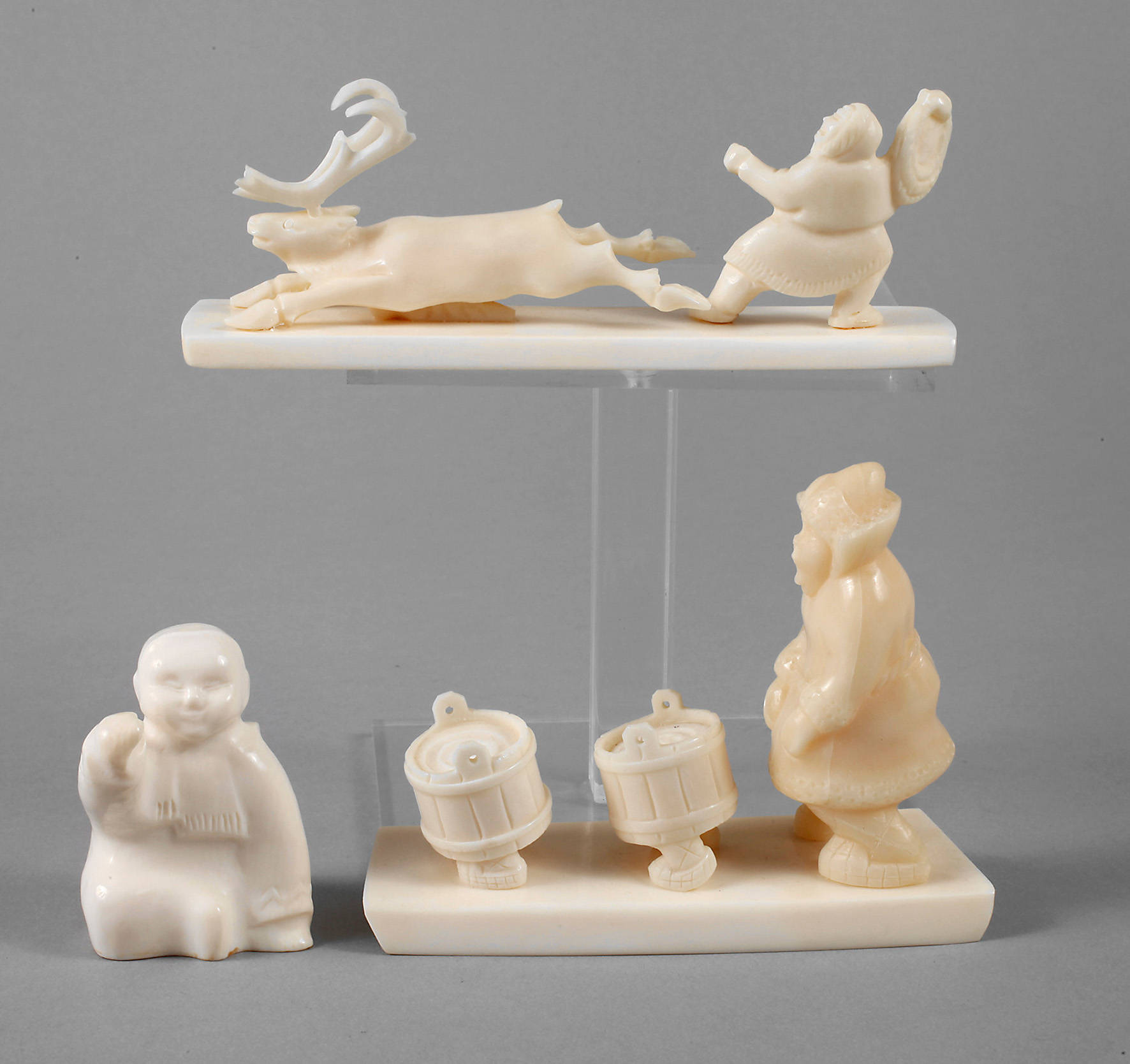 Drei Beinschnitzereien