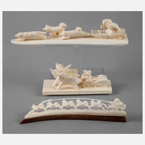 Drei Beinschnitzereien