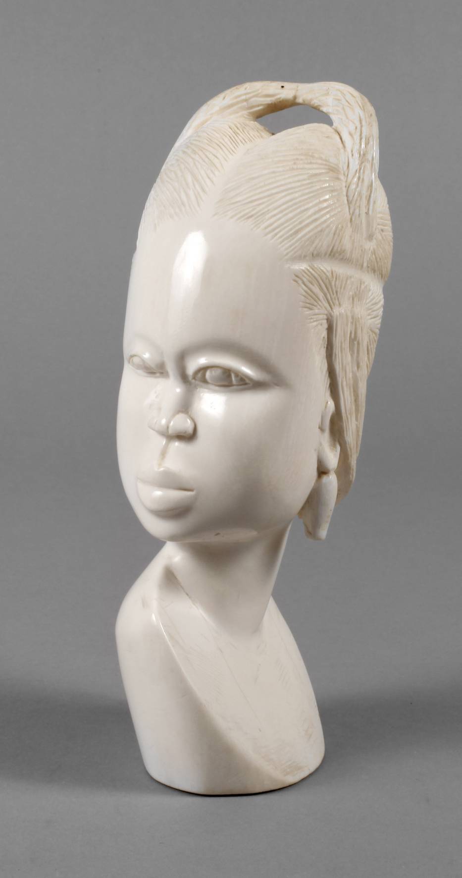 Elfenbeinbüste einer jungen Afrikanerin