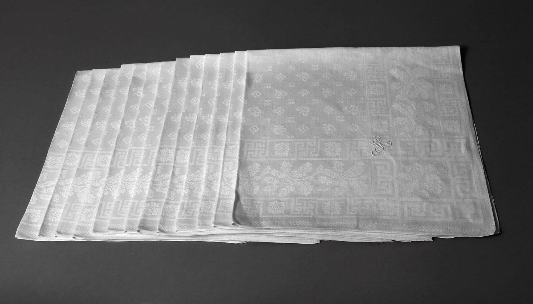 Dreizehn Servietten Historismus