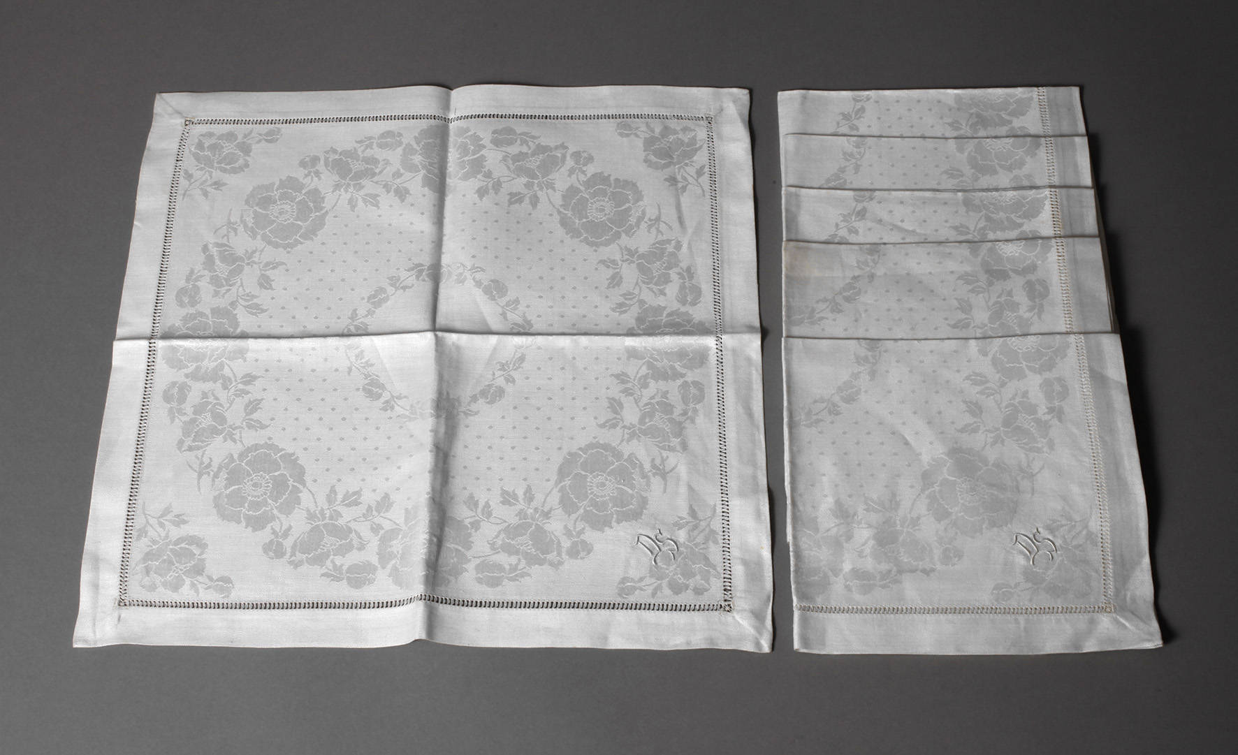 Sechs Servietten Wildrosendekor