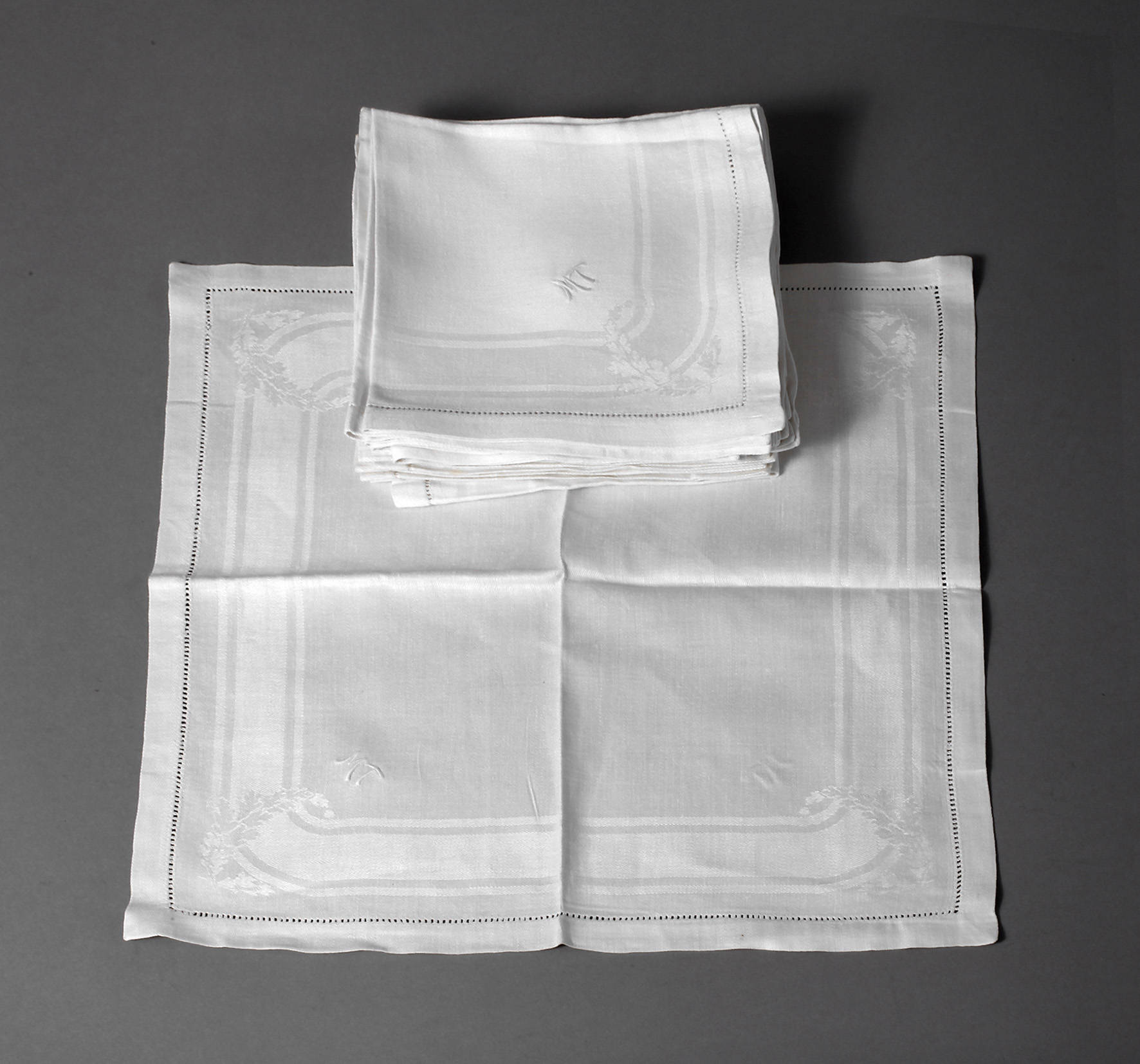 Zwölf Servietten Banddekor