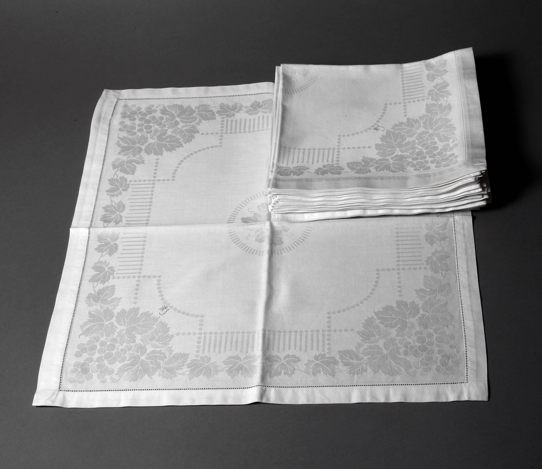 Zwölf Servietten Weinlaubdekor