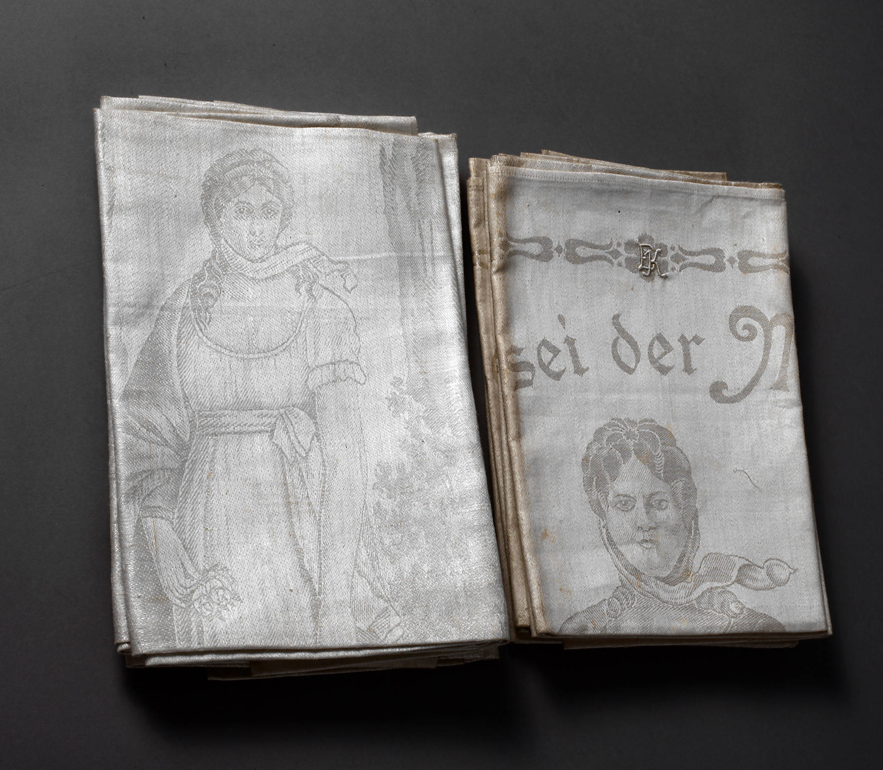 Zwei Sets Gebilddamast-Handtücher Königin Luise