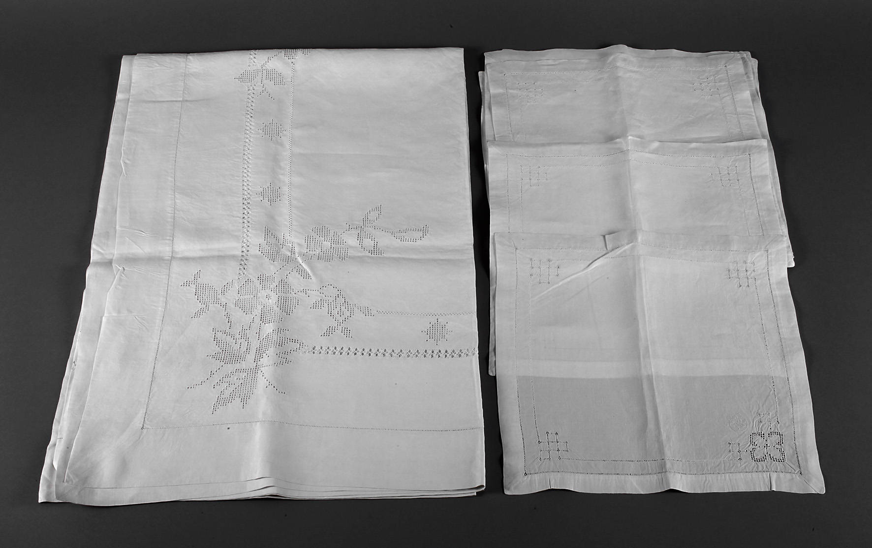 Tischgarnitur mit Ajourstickerei