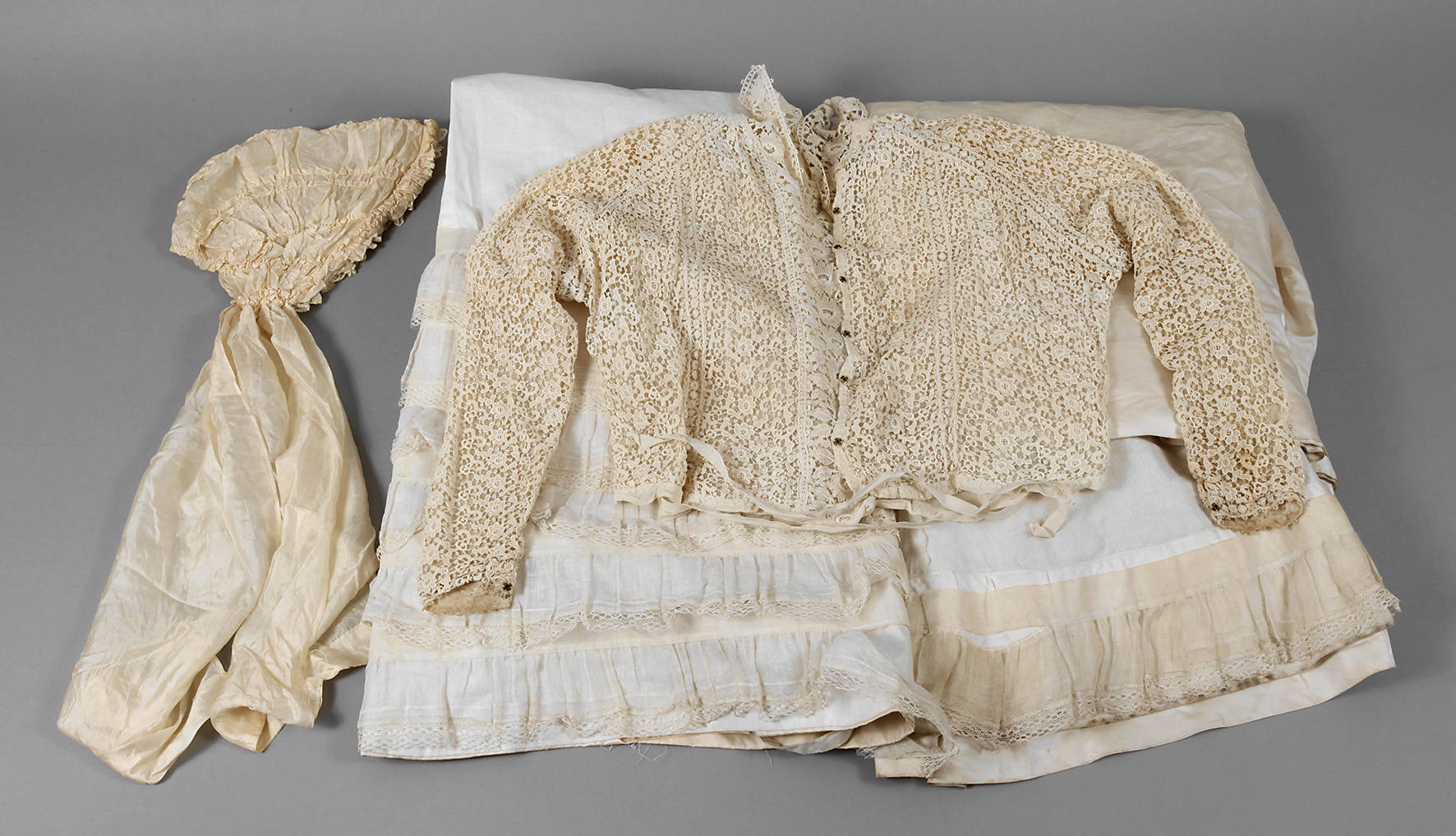 Hochzeitskostüm mit Mantel