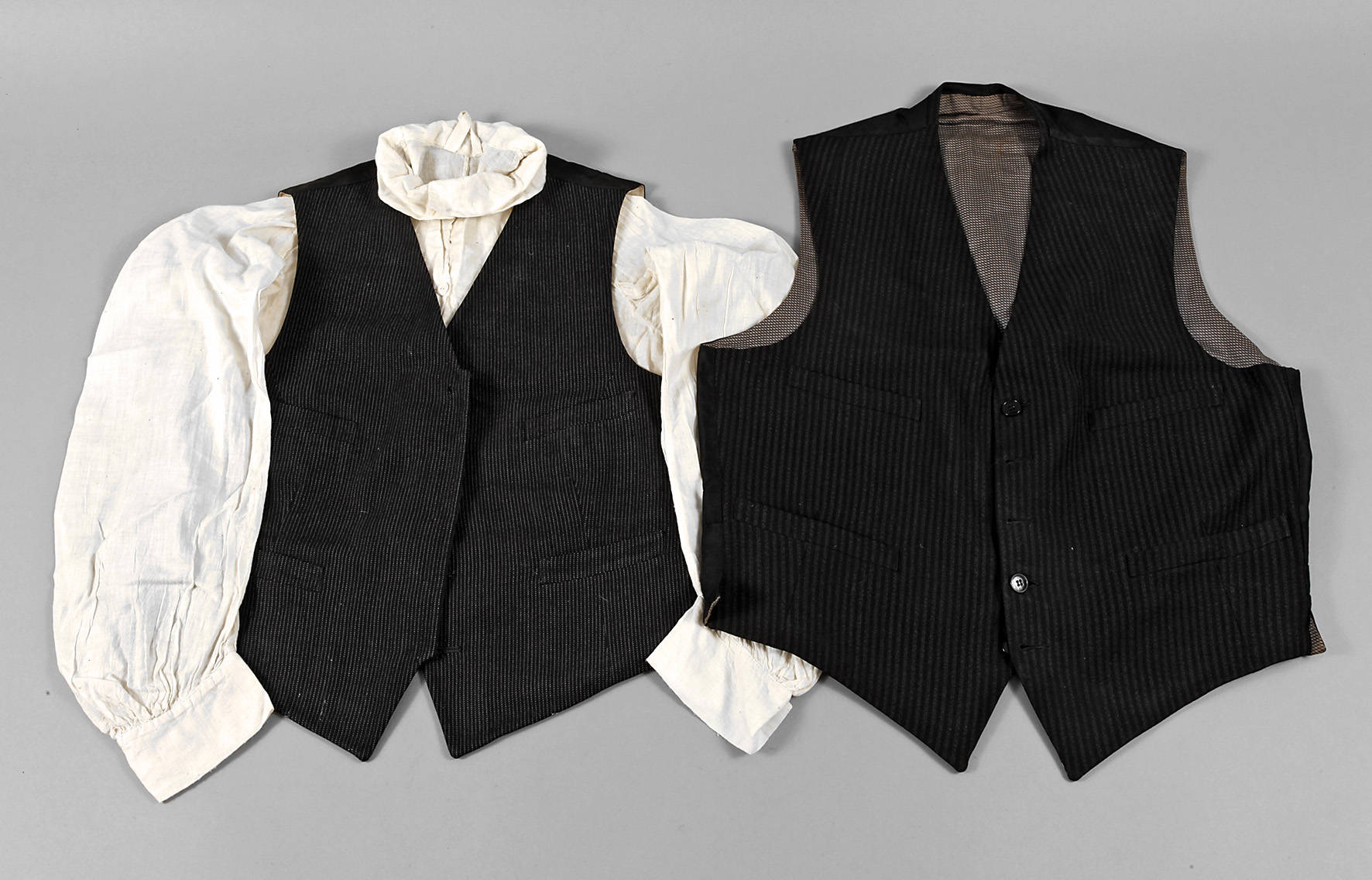 Zwei Herrenwesten und ein Hemd