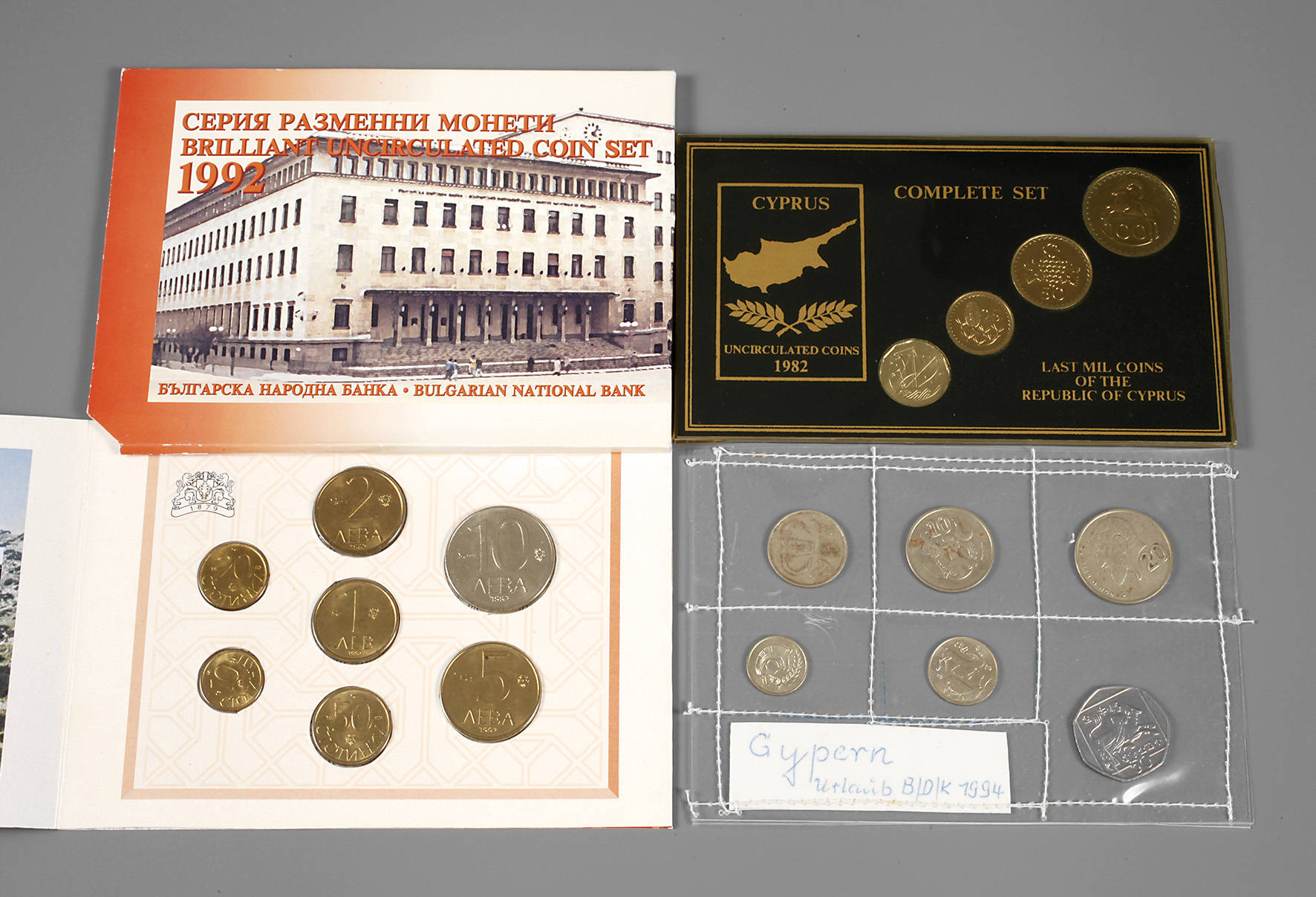 Zwei Münzsätze Zypern und Bulgarien