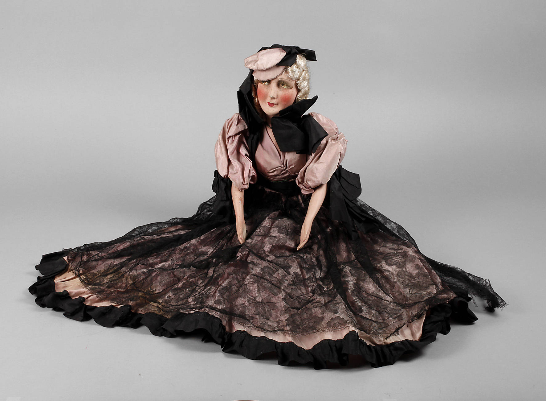 Große Boudoir- bzw. Diwanpuppe