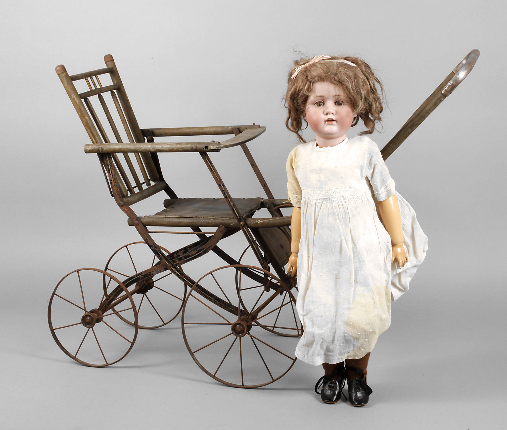 Kestner große Porzellankopfpuppe mit Puppenwagen