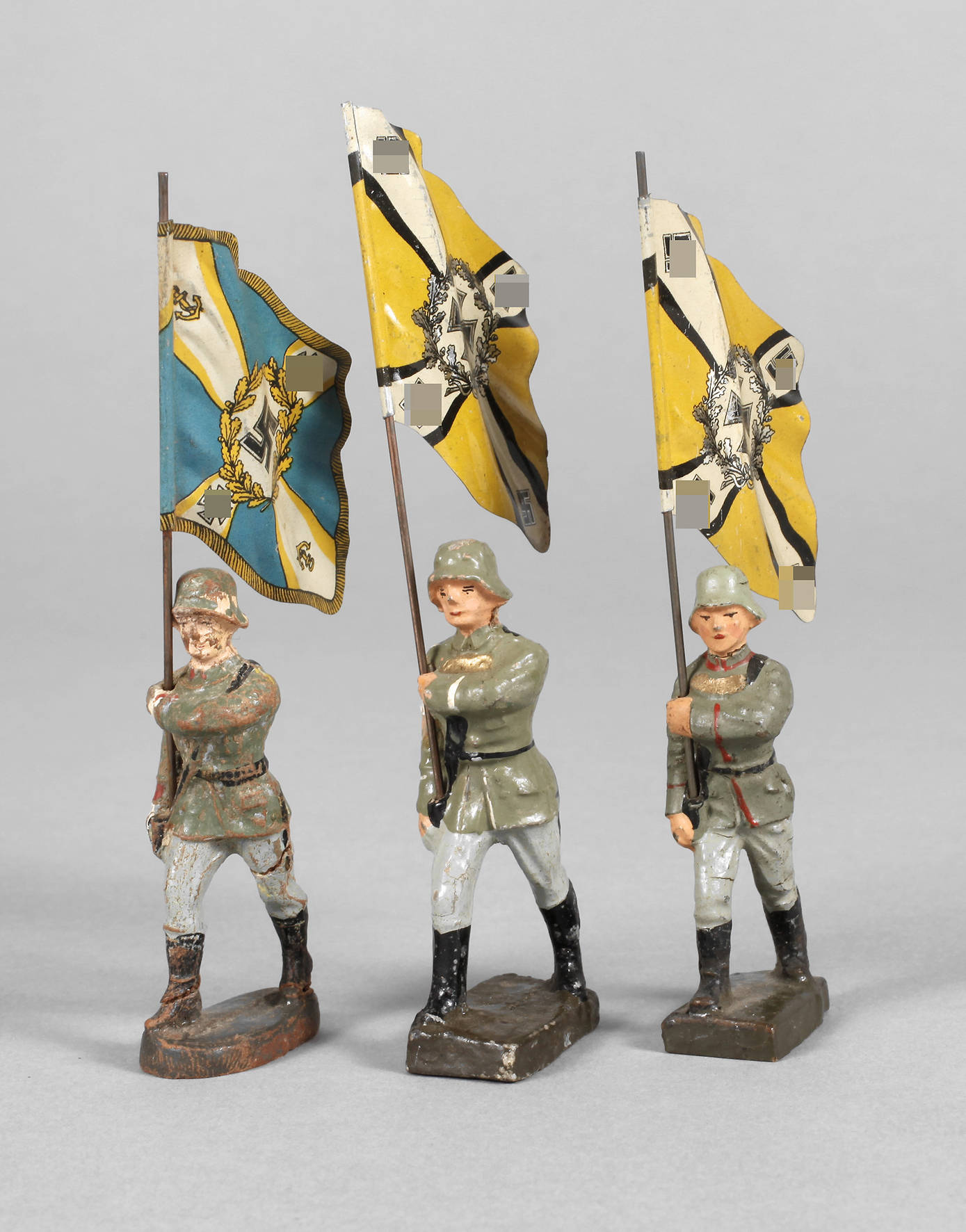 Drei Massesoldaten als Fahnenträger