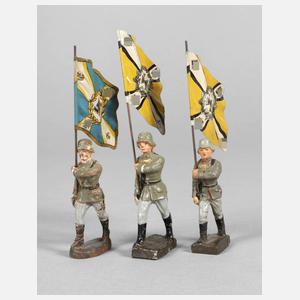 Drei Massesoldaten als Fahnenträger