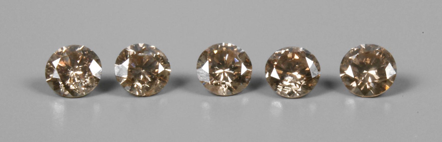 Fünf Brillanten getönt, gesamt 0,74 ct