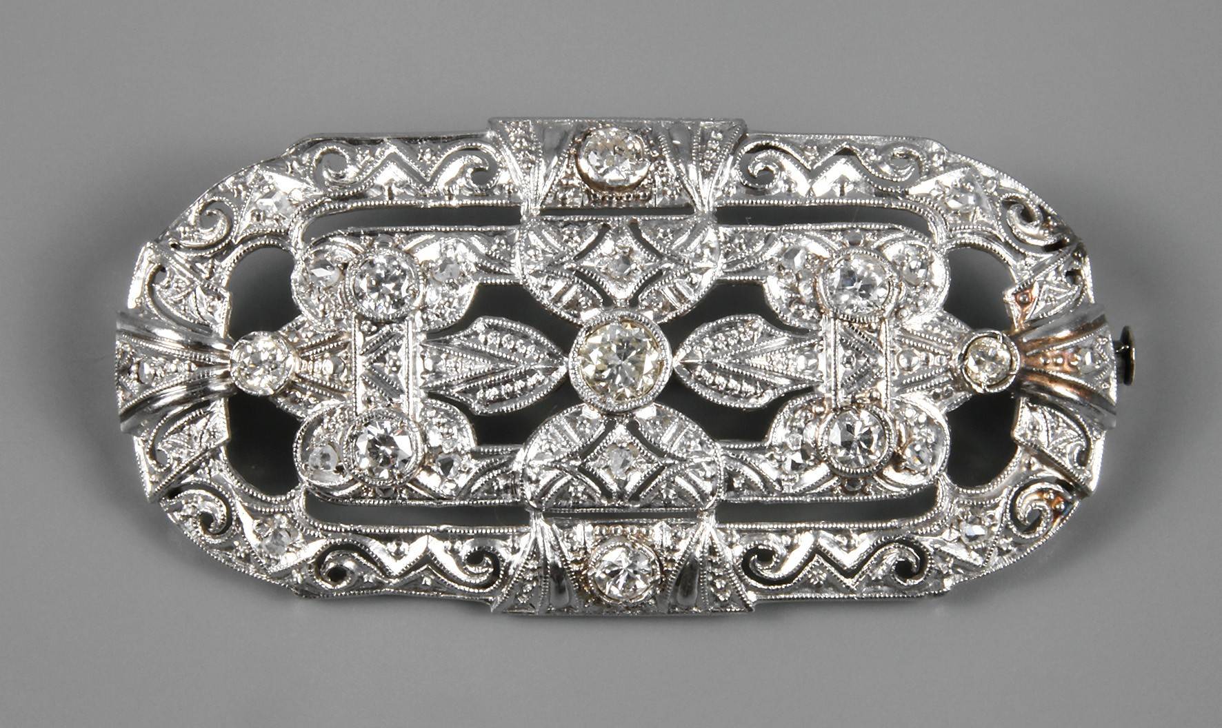 Platinbrosche mit Brillanten