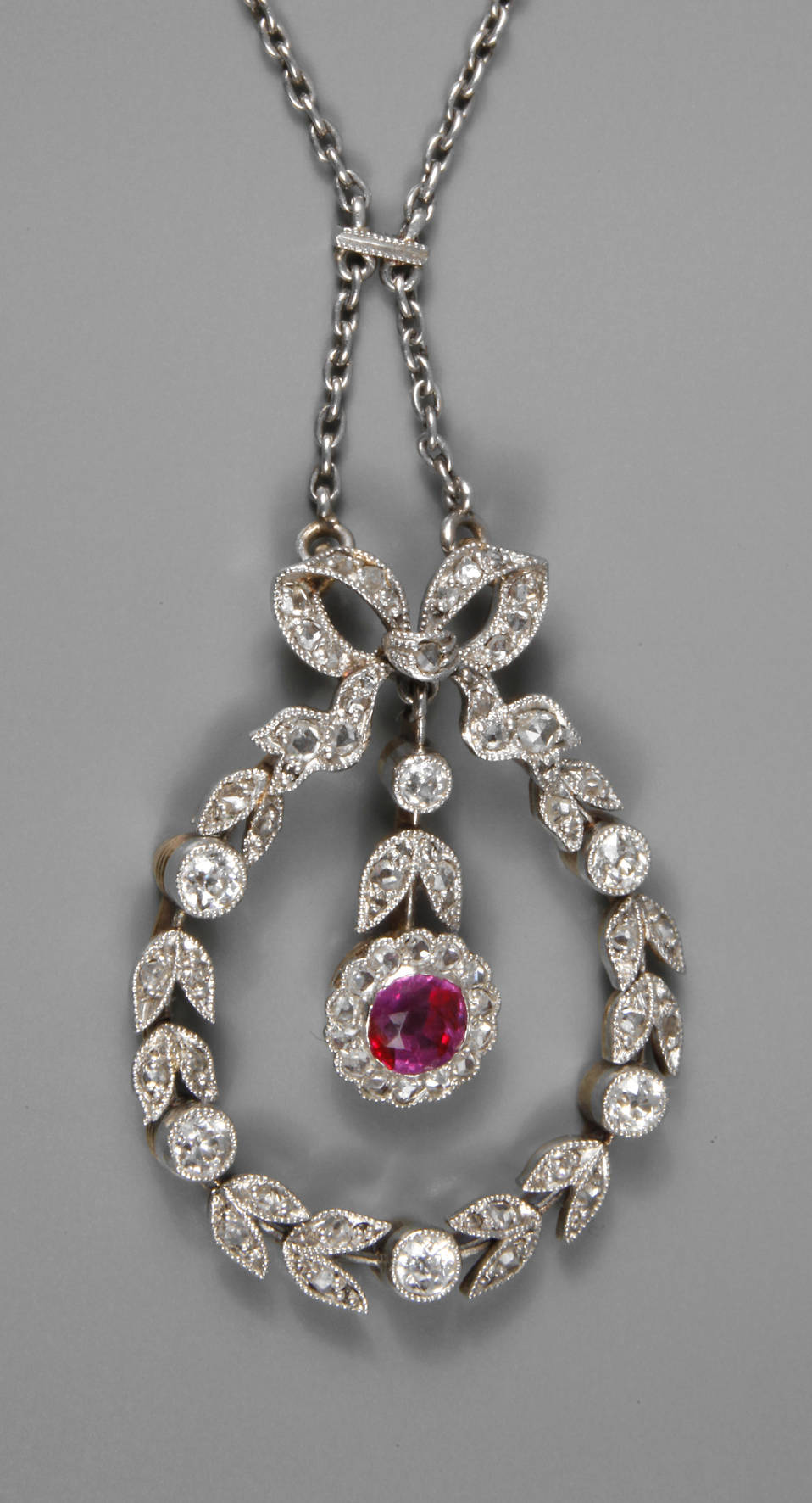 Platincollier mit Brillanten und Rubin