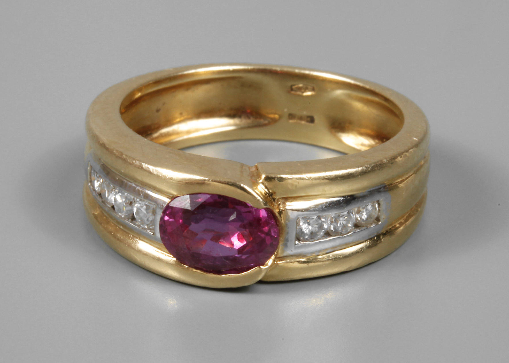 Damenring mit Rubin und Brillanten