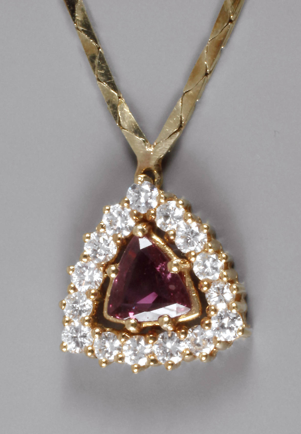 Collier mit Rhodolith und Brillanten