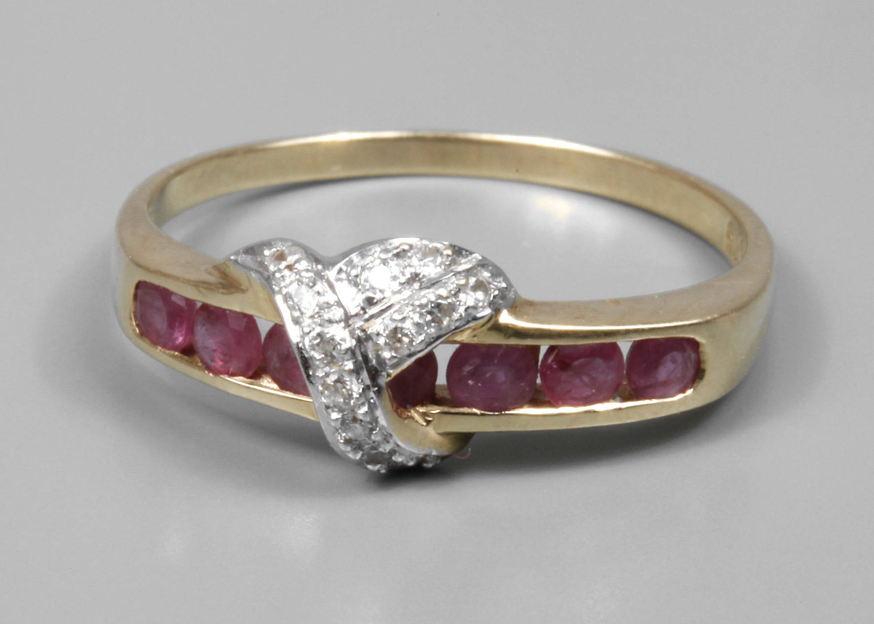 Damenring mit Rubinen und Diamanten