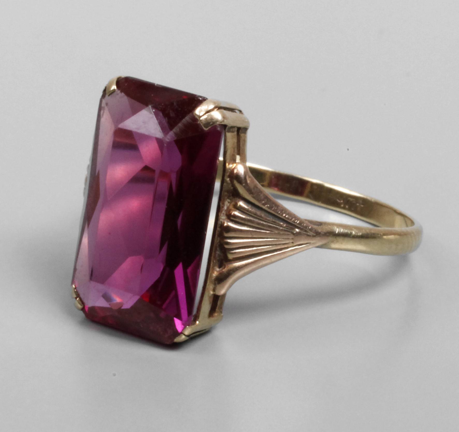 Damenring mit synthetischem Rubin