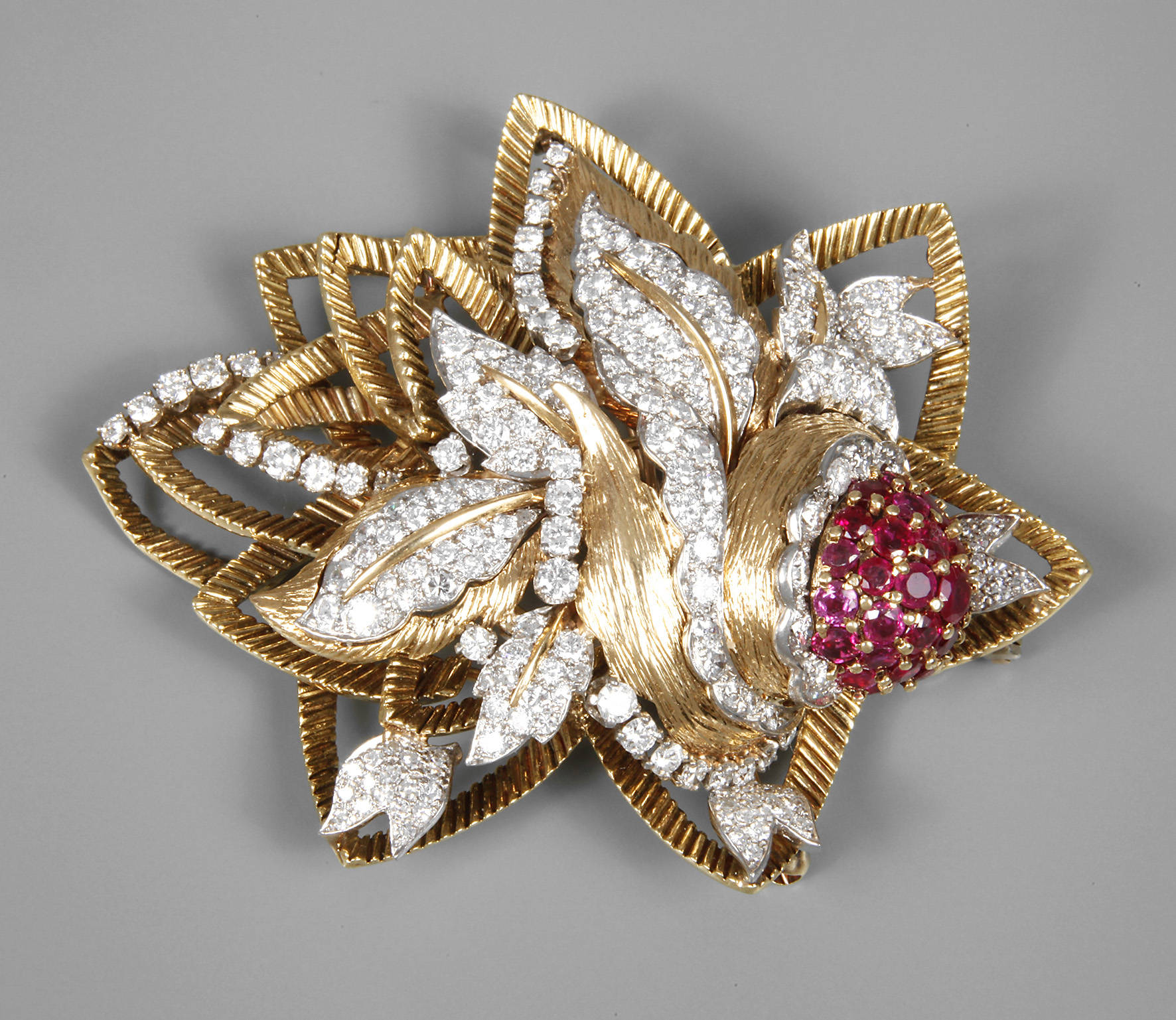 Blütenbrosche mit Rubinen und Brillanten