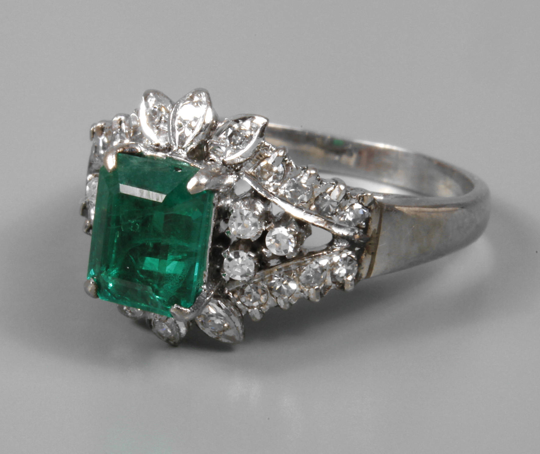 Damenring mit Smaragd und Brillanten