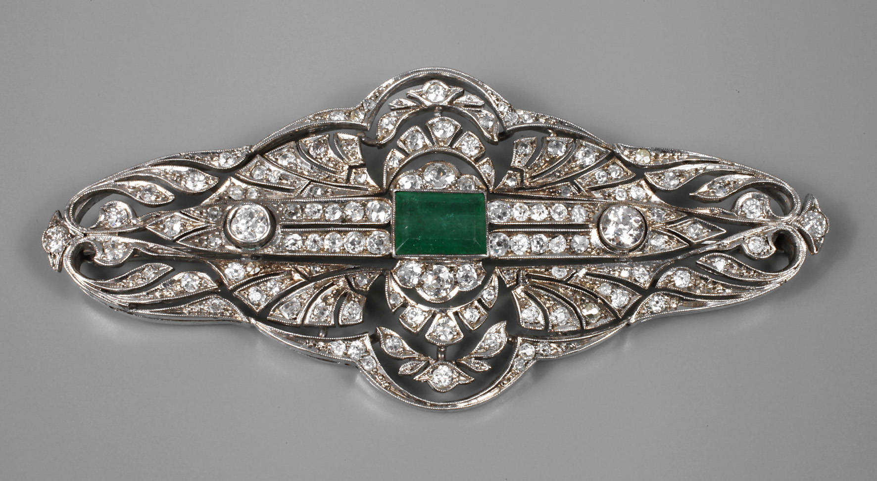 Brosche mit Brillanten und Smaragd