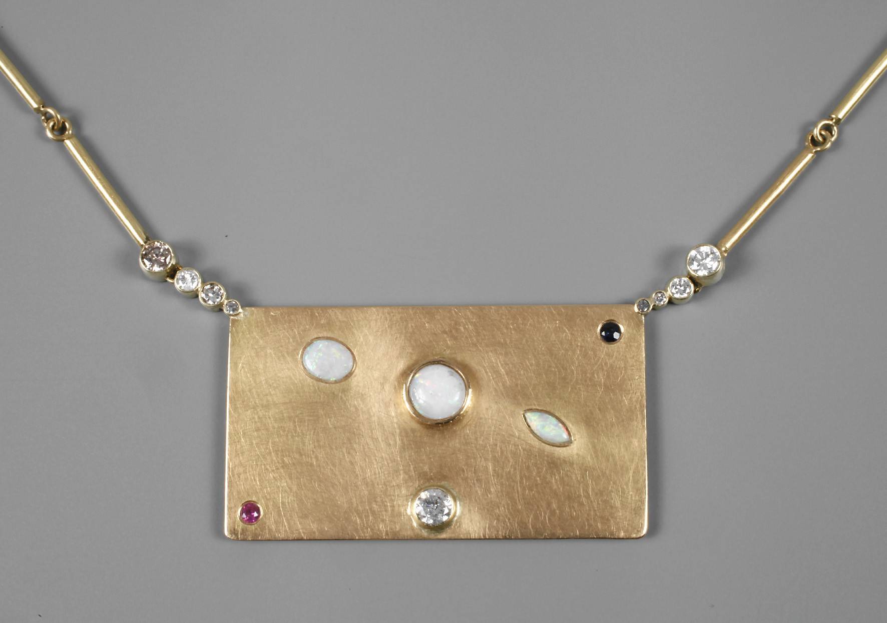 Designcollier mit Edelopalen und Brillanten