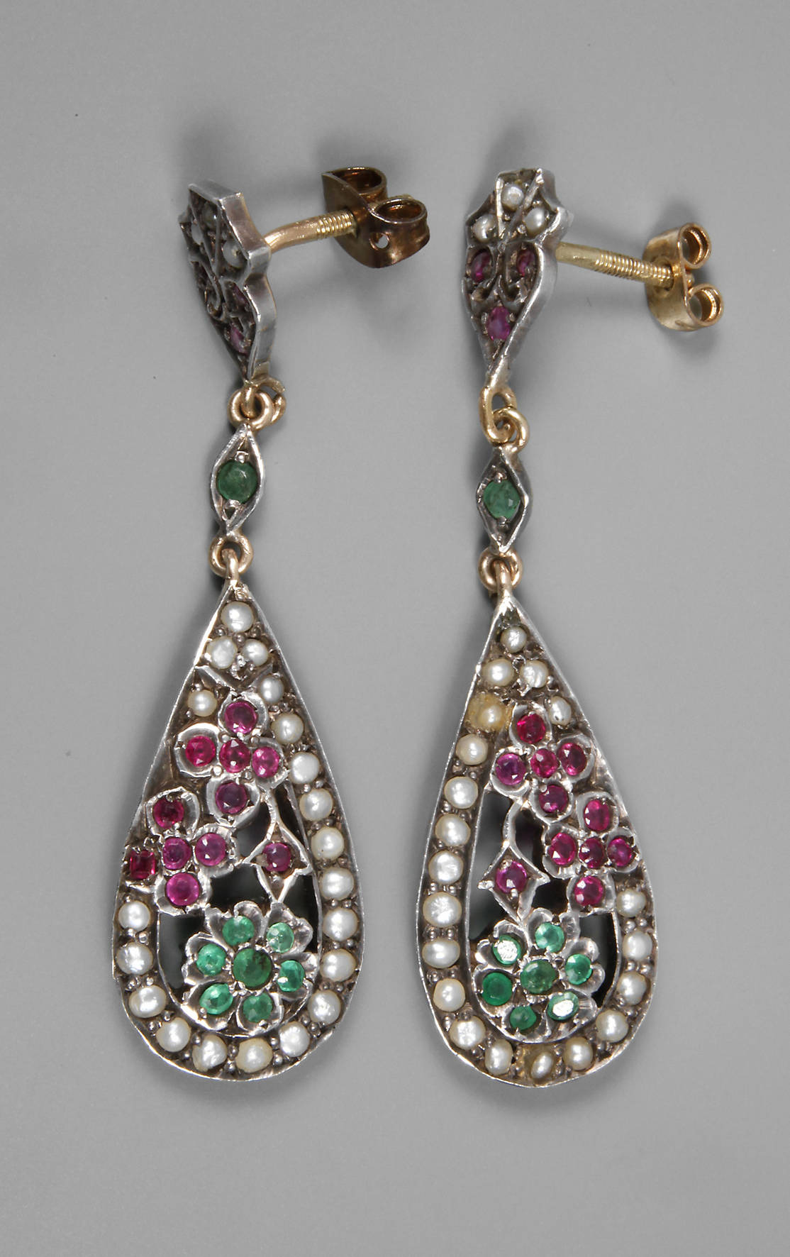 Paar Ohrhänger mit Rubinen, Smaragden und Saatperlen