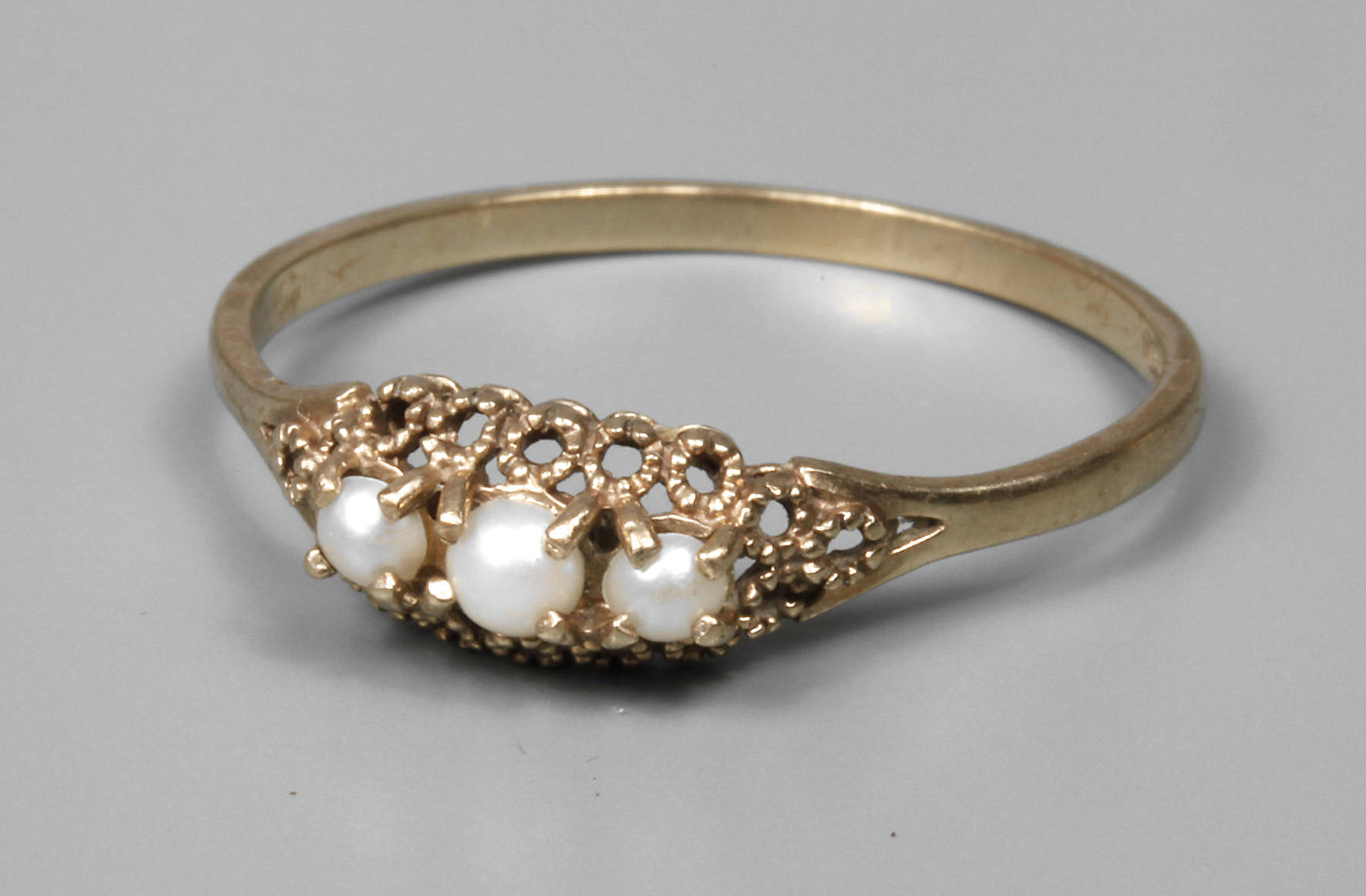 Damenring mit Perlen
