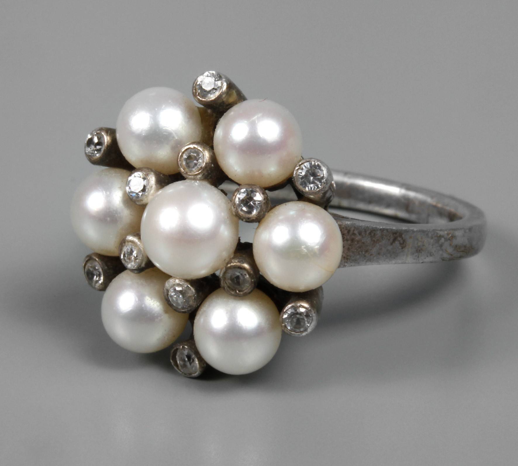 Ring mit Perlenbesatz